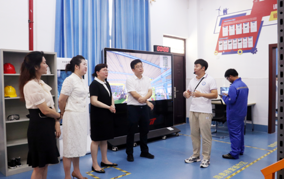 自治區(qū)應(yīng)急管理廳黨委委員、政治部主任容芳一行到我校調(diào)研指導(dǎo)工作
